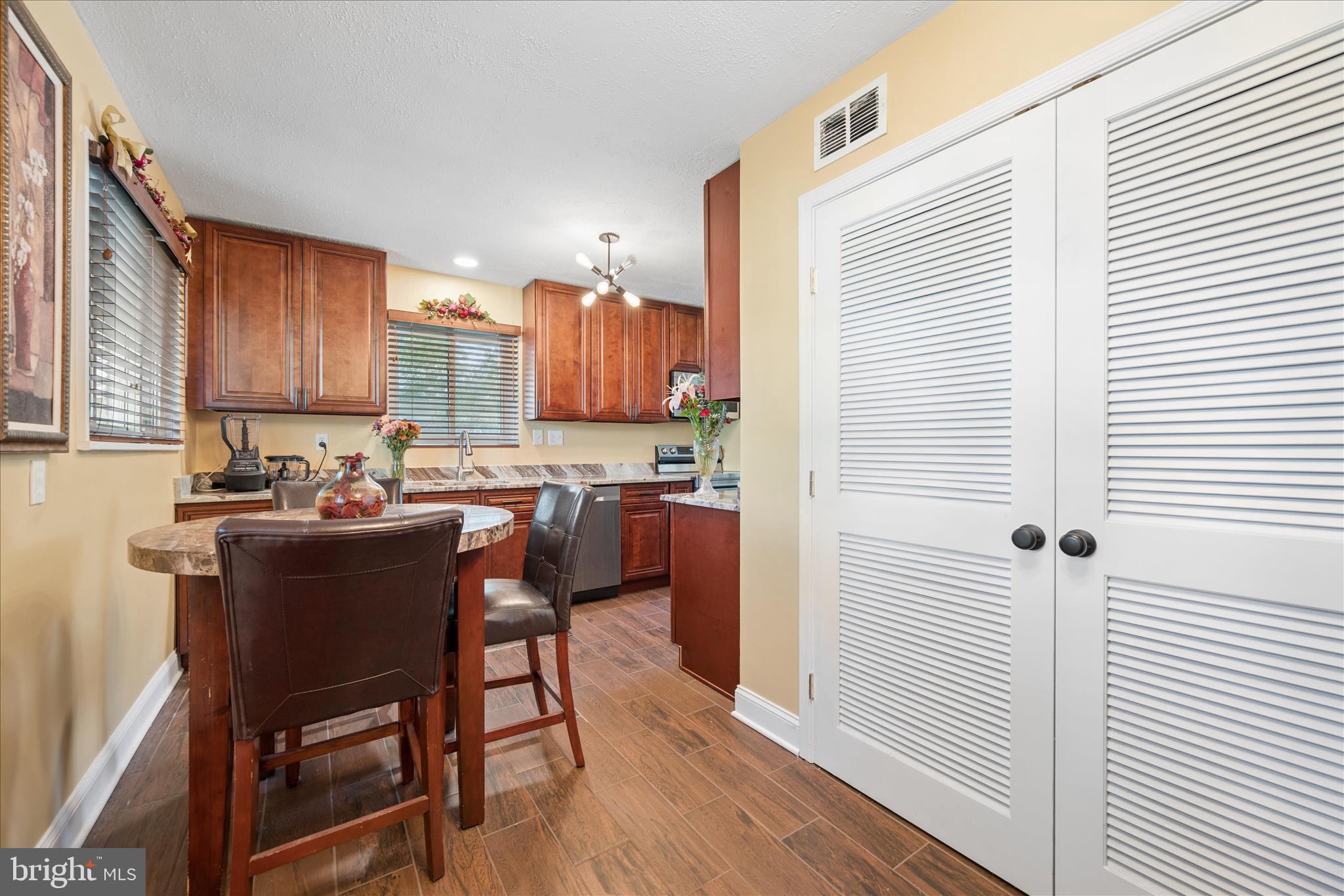 6803 Adelphi Road University Park, MD 20782 - Photo 22 of 55 Breakfast Area