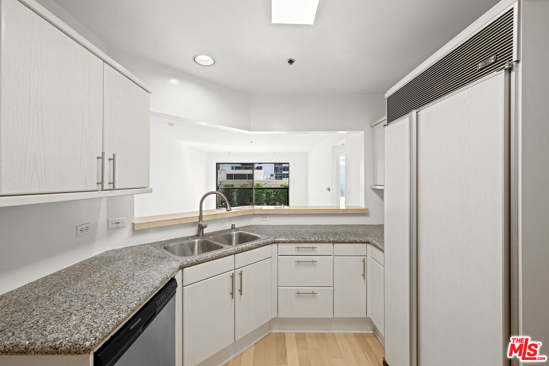 10724 Wilshire Boulevard, Unit 703 Los Angeles, CA 90024 - Photo 11 of 37