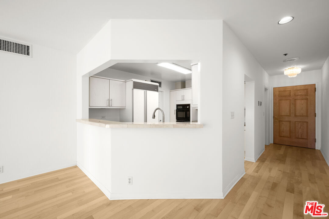 10724 Wilshire Boulevard, Unit 703 Los Angeles, CA 90024 - Photo 12 of 37