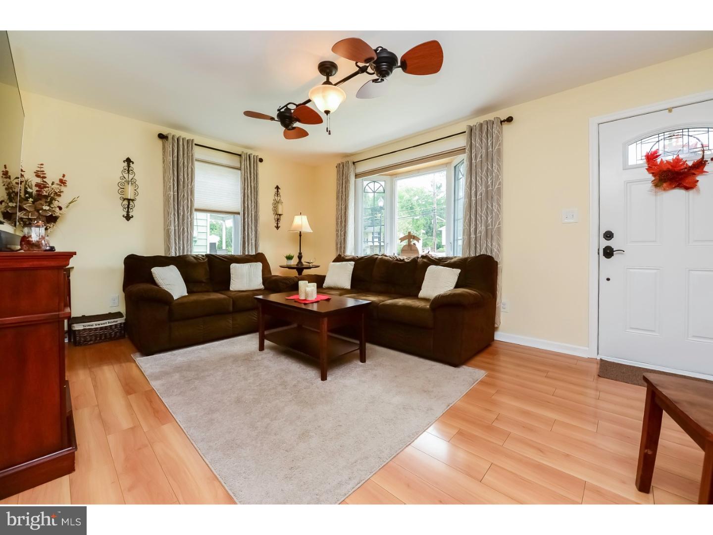 933 Clements Bridge Road Barrington, NJ 08007 - Photo 3 of 24 Living Room