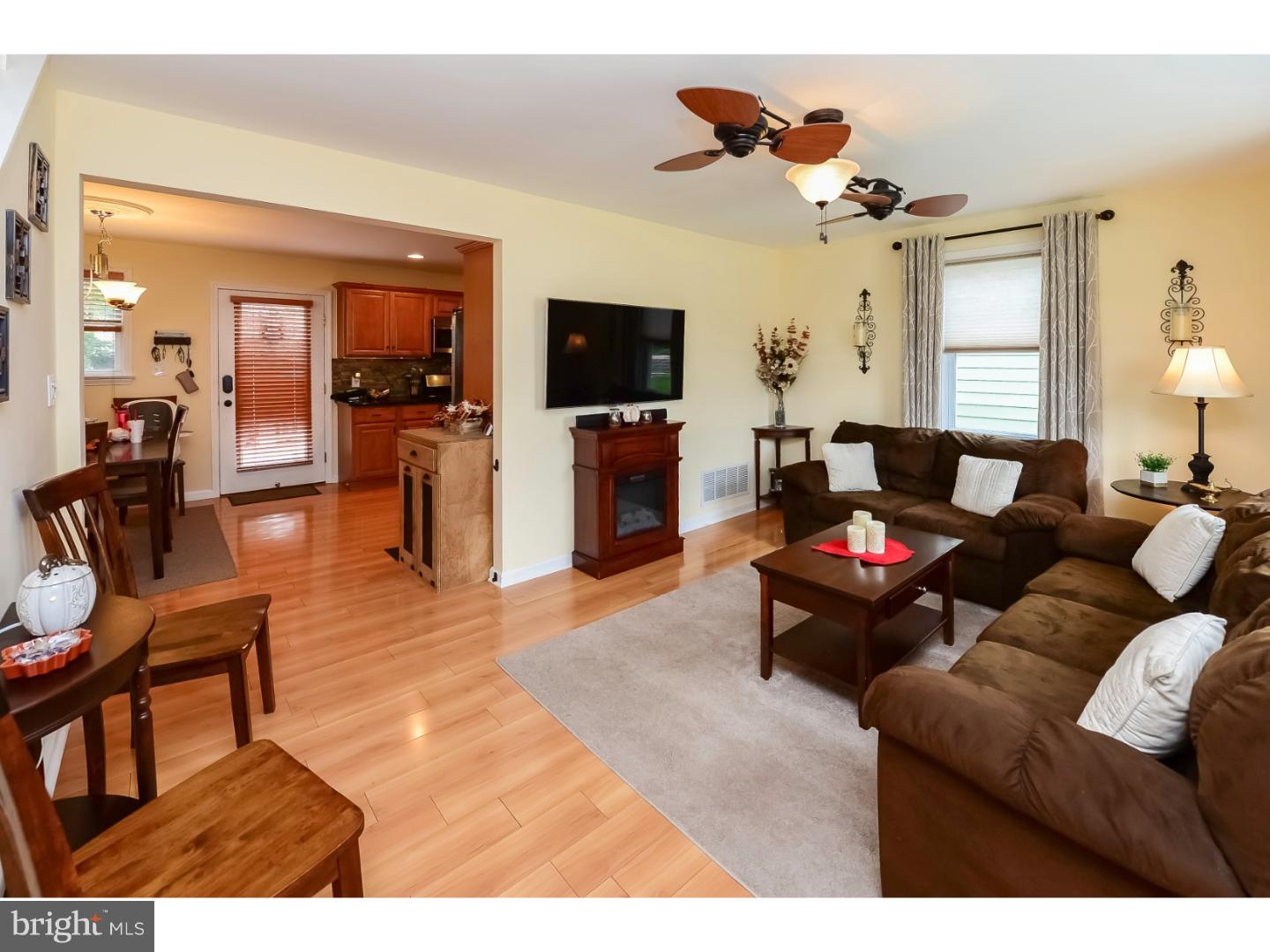 933 Clements Bridge Road Barrington, NJ 08007 - Photo 4 of 24 Living Room