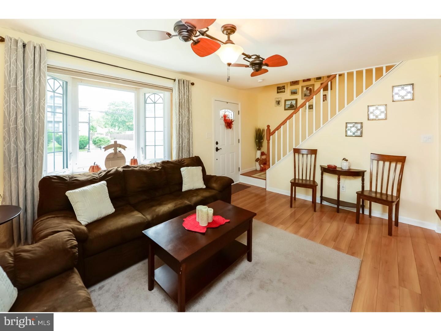 933 Clements Bridge Road Barrington, NJ 08007 - Photo 5 of 24 Living Room
