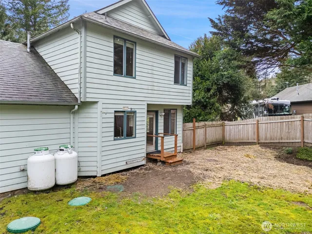 a view of a house with backyard