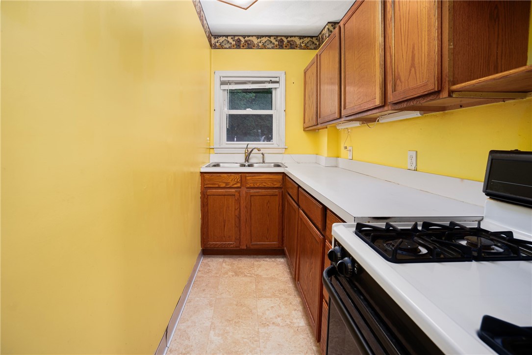 147 Tweed Street Pawtucket, RI 02861 - Photo 11 of 39