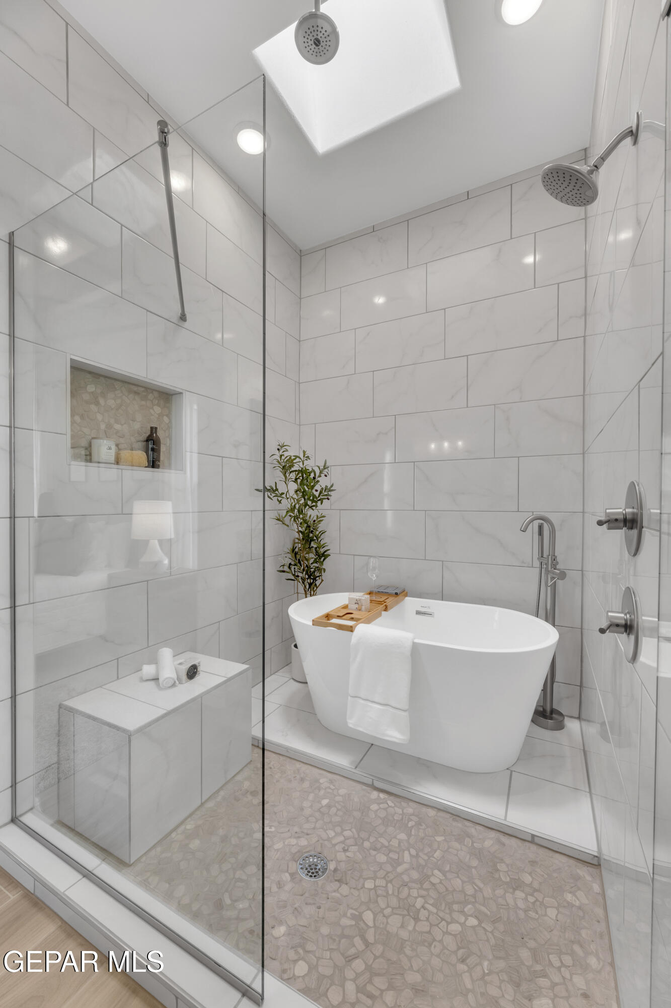 6035 Summer Ridge Santa Teresa, NM 88008 - Photo 37 of 49 a bathroom with a tub a sink and mirror