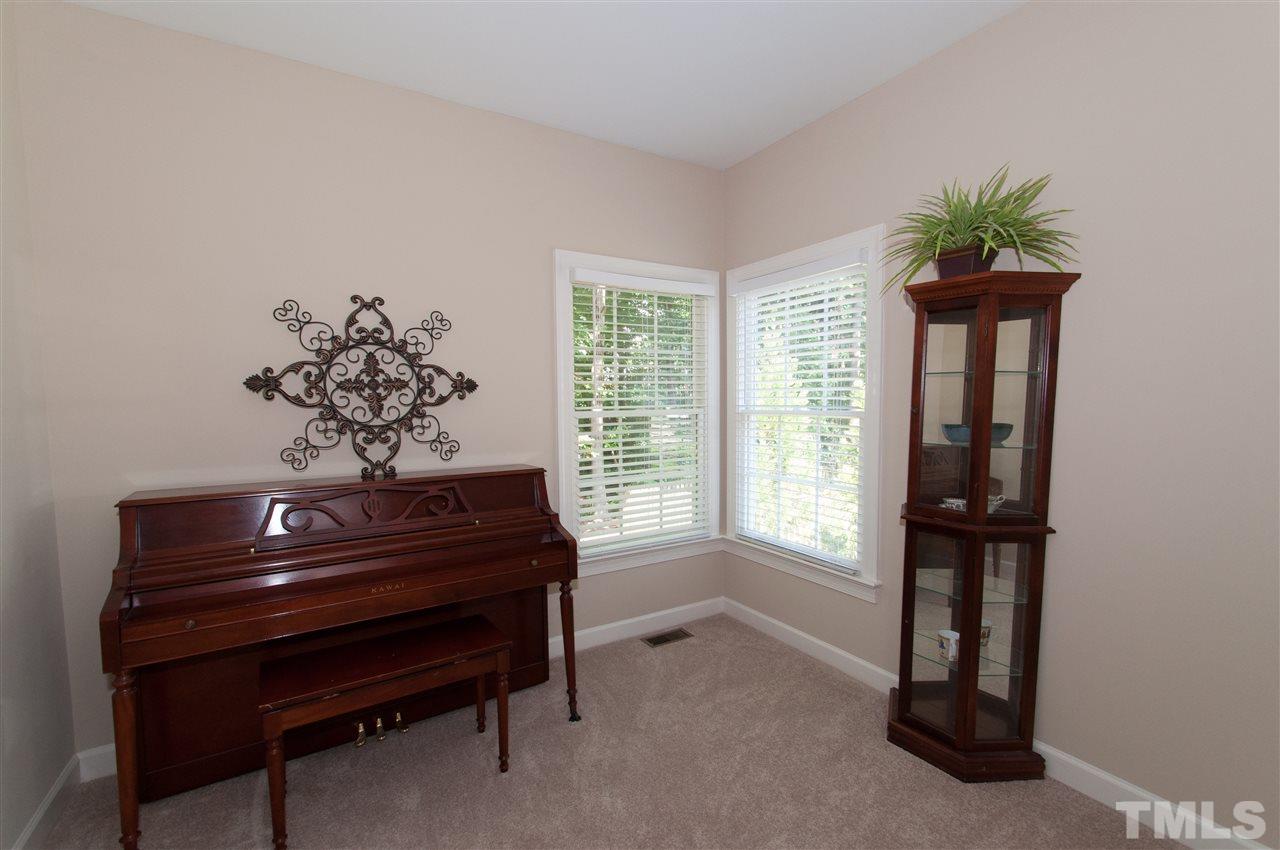 8905 Braceridge Road Raleigh, NC 27613 - Photo 10 of 25 a room with painting and a potted plant