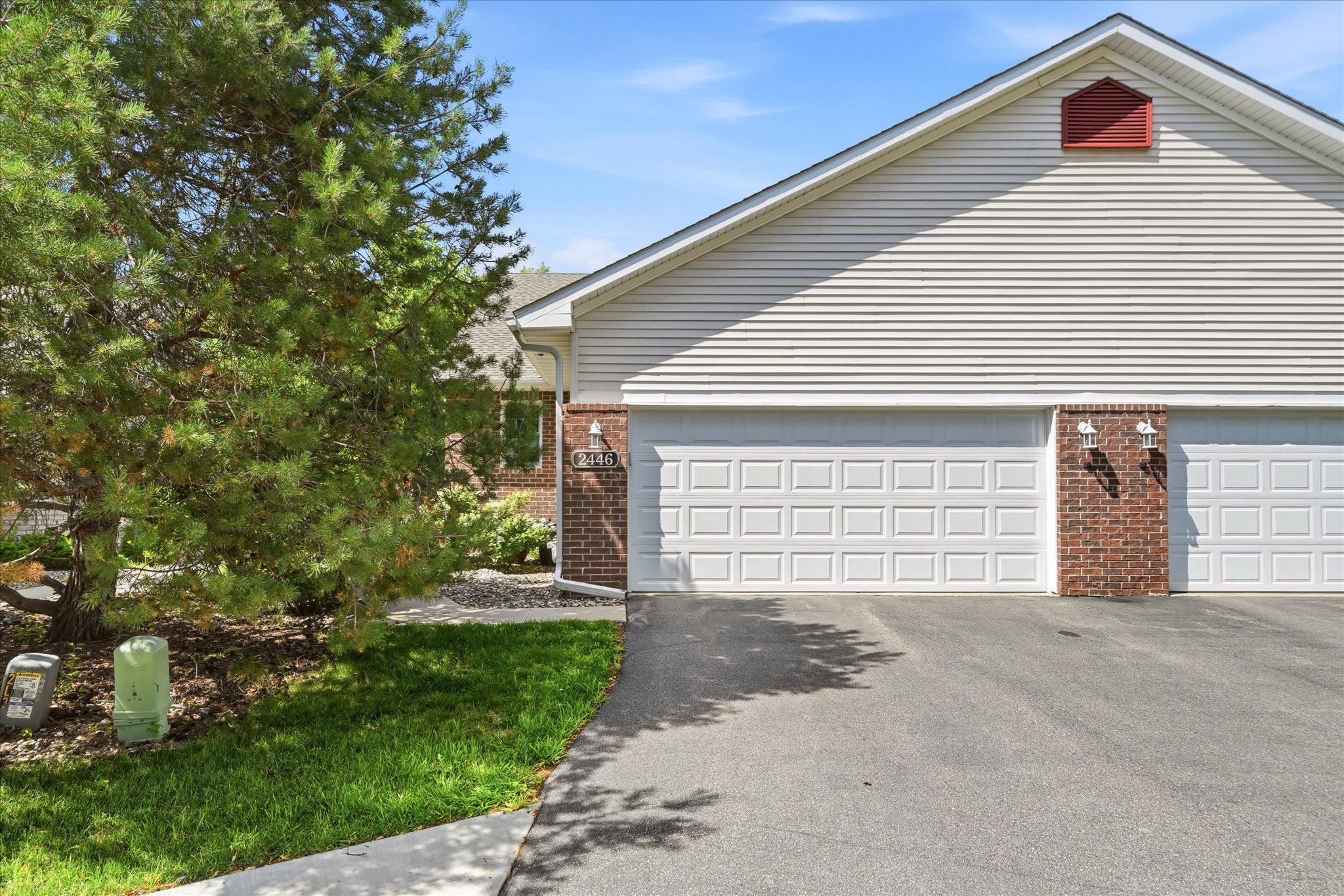 2446 Autumn Ridge Court Chanhassen, MN 55317 - Photo 3 of 28