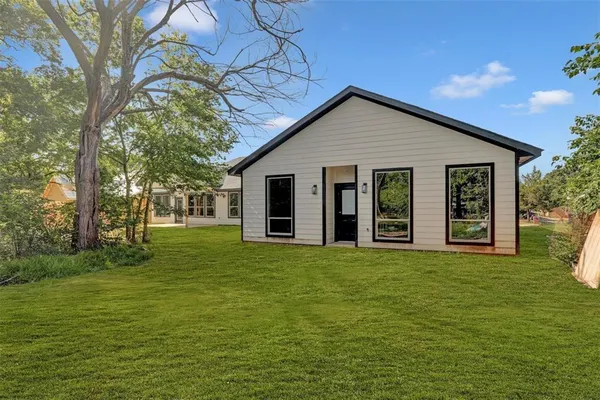 $1,600 | 705 East Hanna Street, Denison, TX 75021