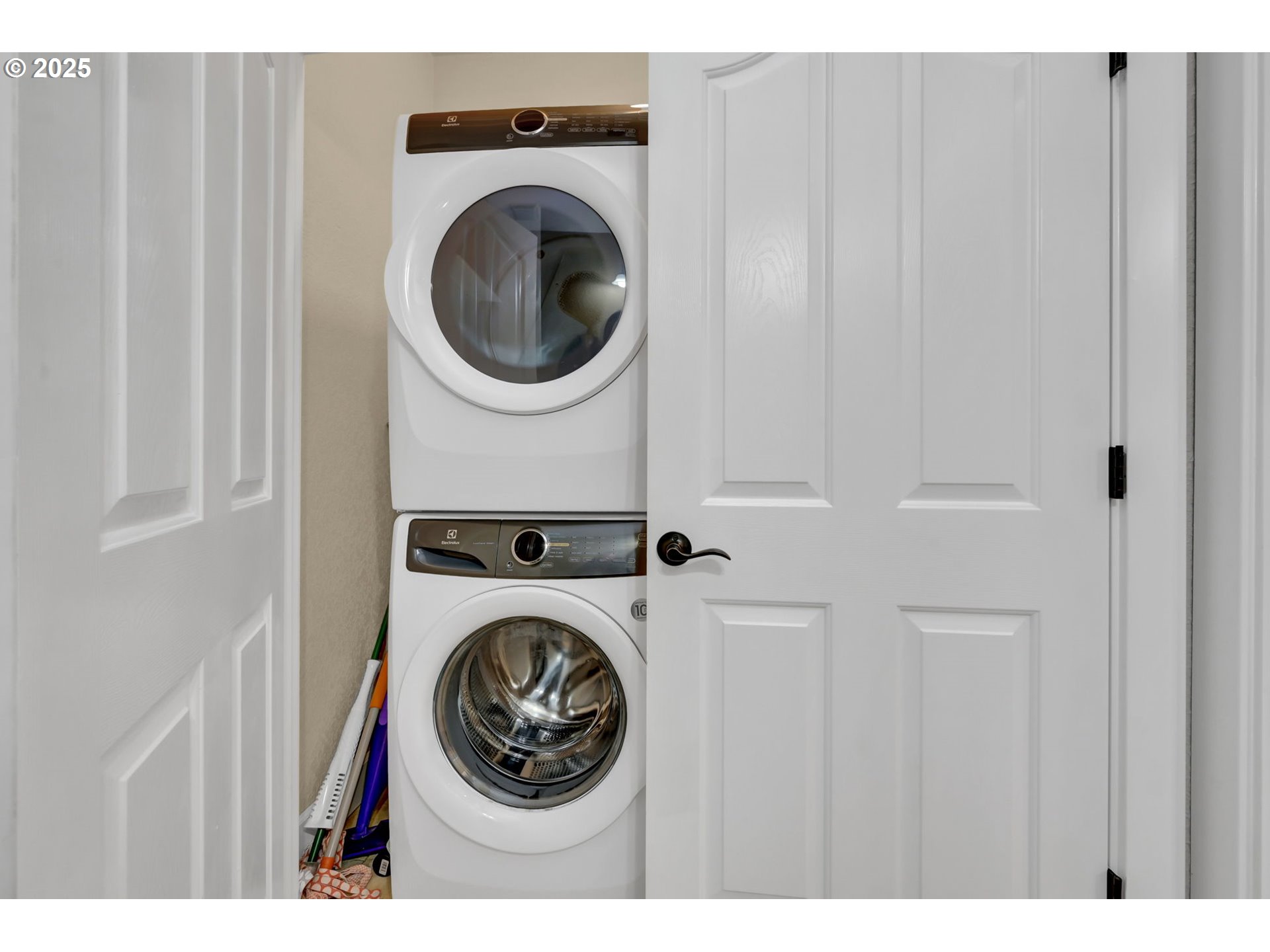 2375 Lasater Boulevard Eugene, OR 97405 - Photo 17 of 46 a utility room with dryer and washer