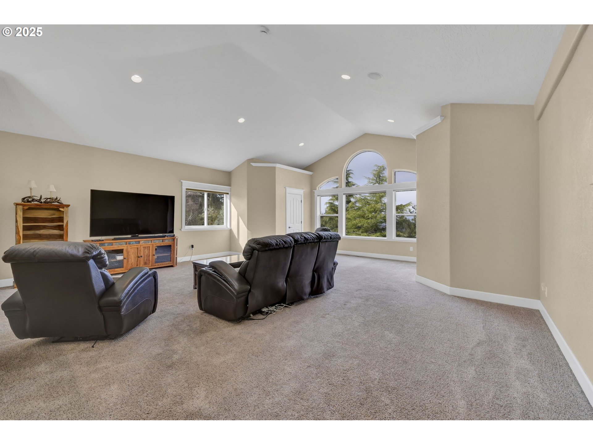 2375 Lasater Boulevard Eugene, OR 97405 - Photo 31 of 46 a living room with furniture and a flat screen tv