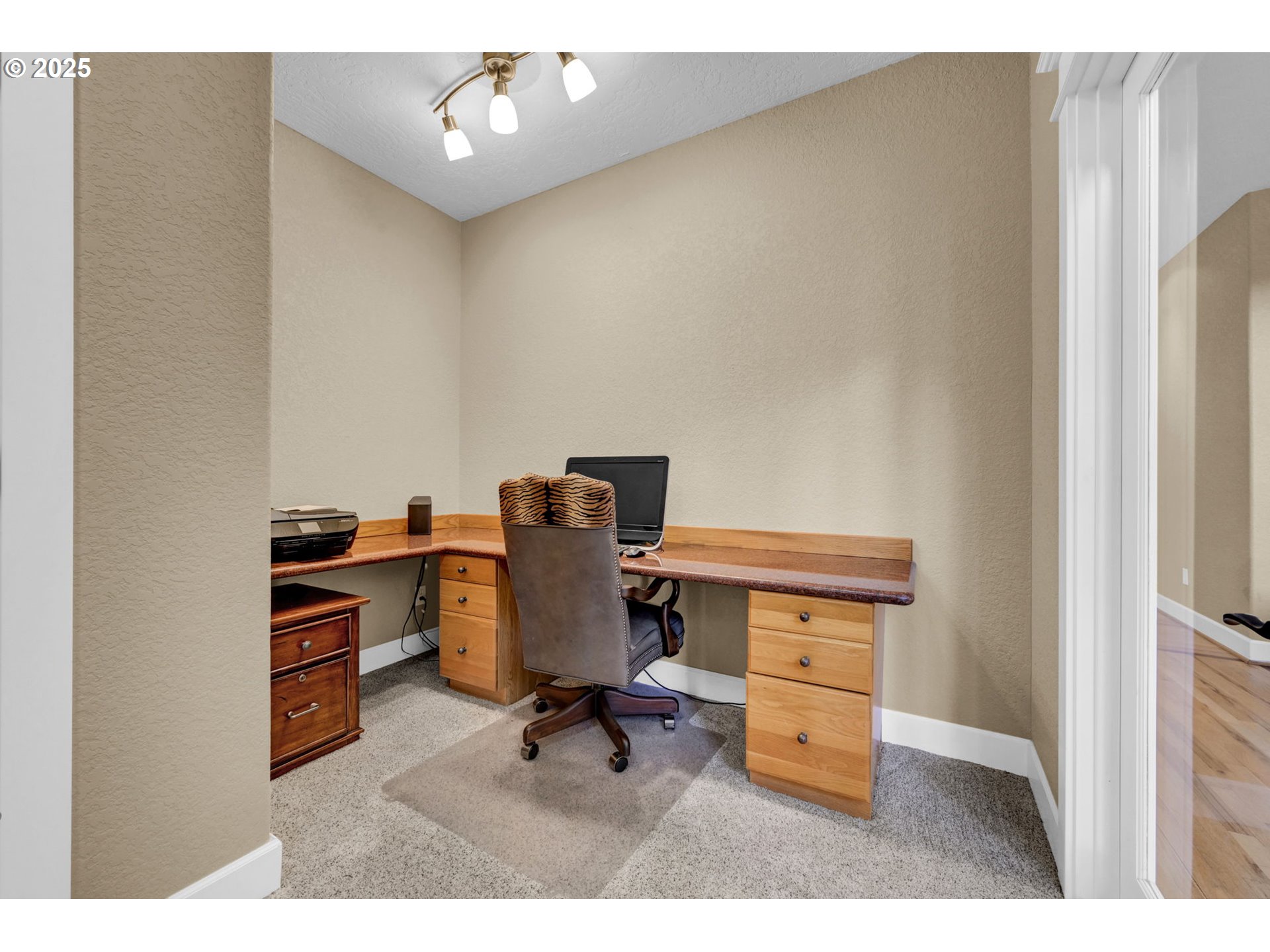 2375 Lasater Boulevard Eugene, OR 97405 - Photo 35 of 46 a view of workspace with windows