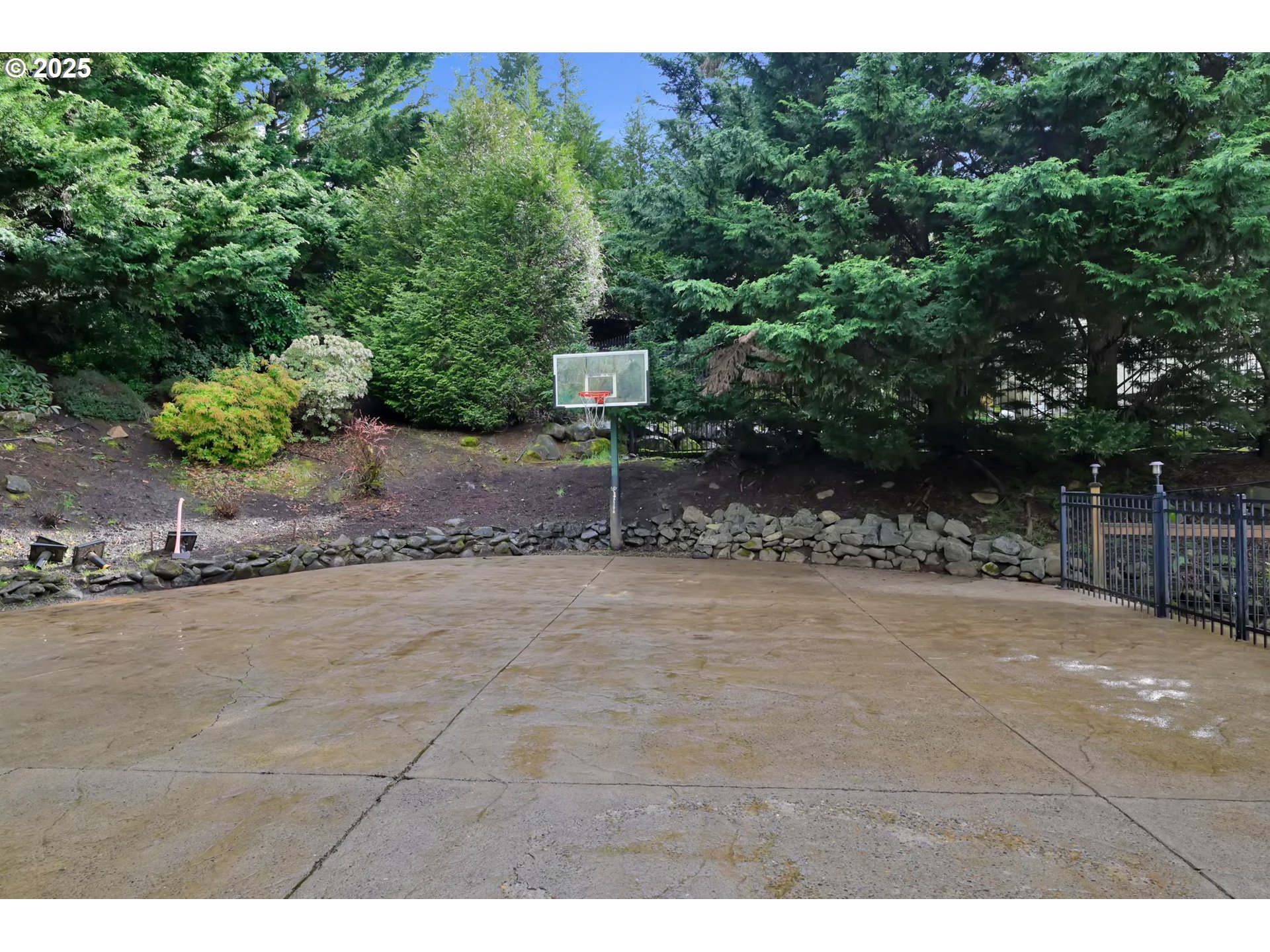 2375 Lasater Boulevard Eugene, OR 97405 - Photo 40 of 46 a front view of a house with a yard