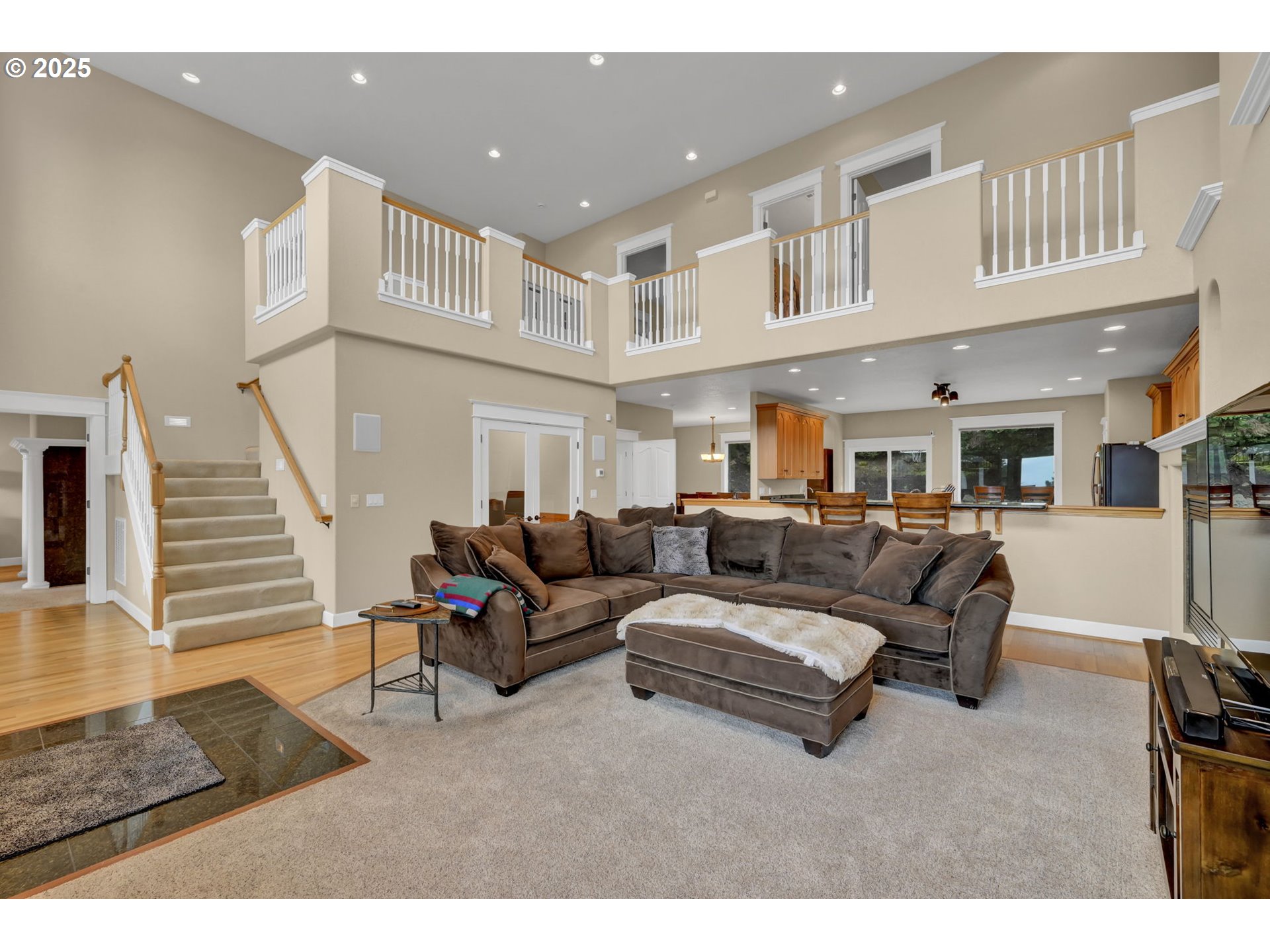 2375 Lasater Boulevard Eugene, OR 97405 - Photo 4 of 46 a living room with furniture