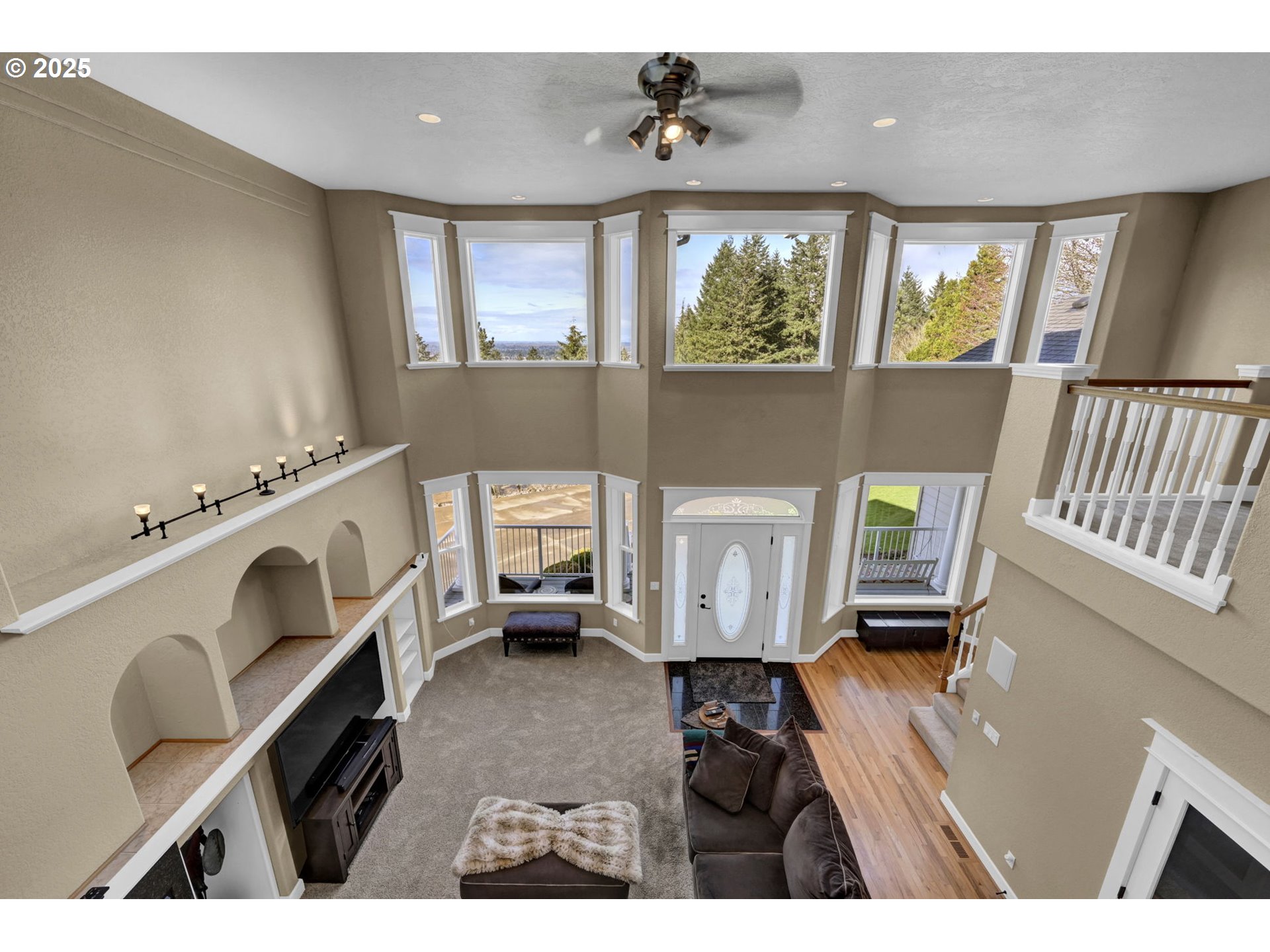 2375 Lasater Boulevard Eugene, OR 97405 - Photo 7 of 46 a living room with furniture and a window