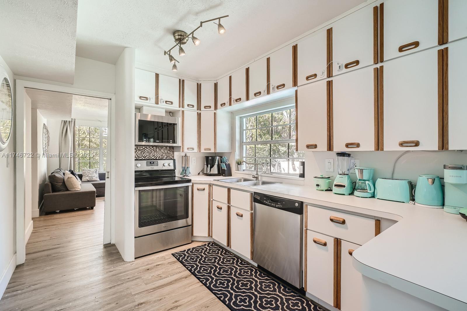 3830 Northeast 22nd Terrace Lighthouse Point, FL 33064 - Photo 6 of 21
