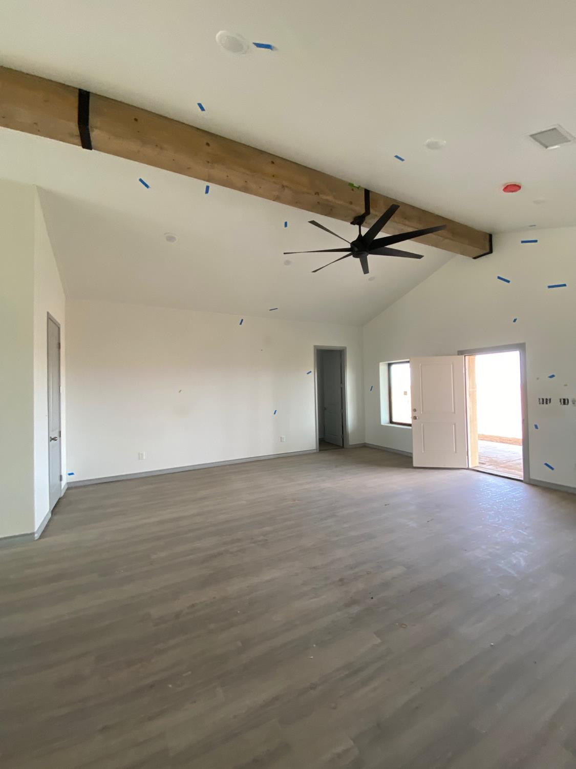 21402 County Road 2140 Lubbock, TX 79423 - Photo 6 of 23 a view of a livingroom with a ceiling fan and window