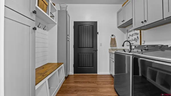 a view of a house with backyard