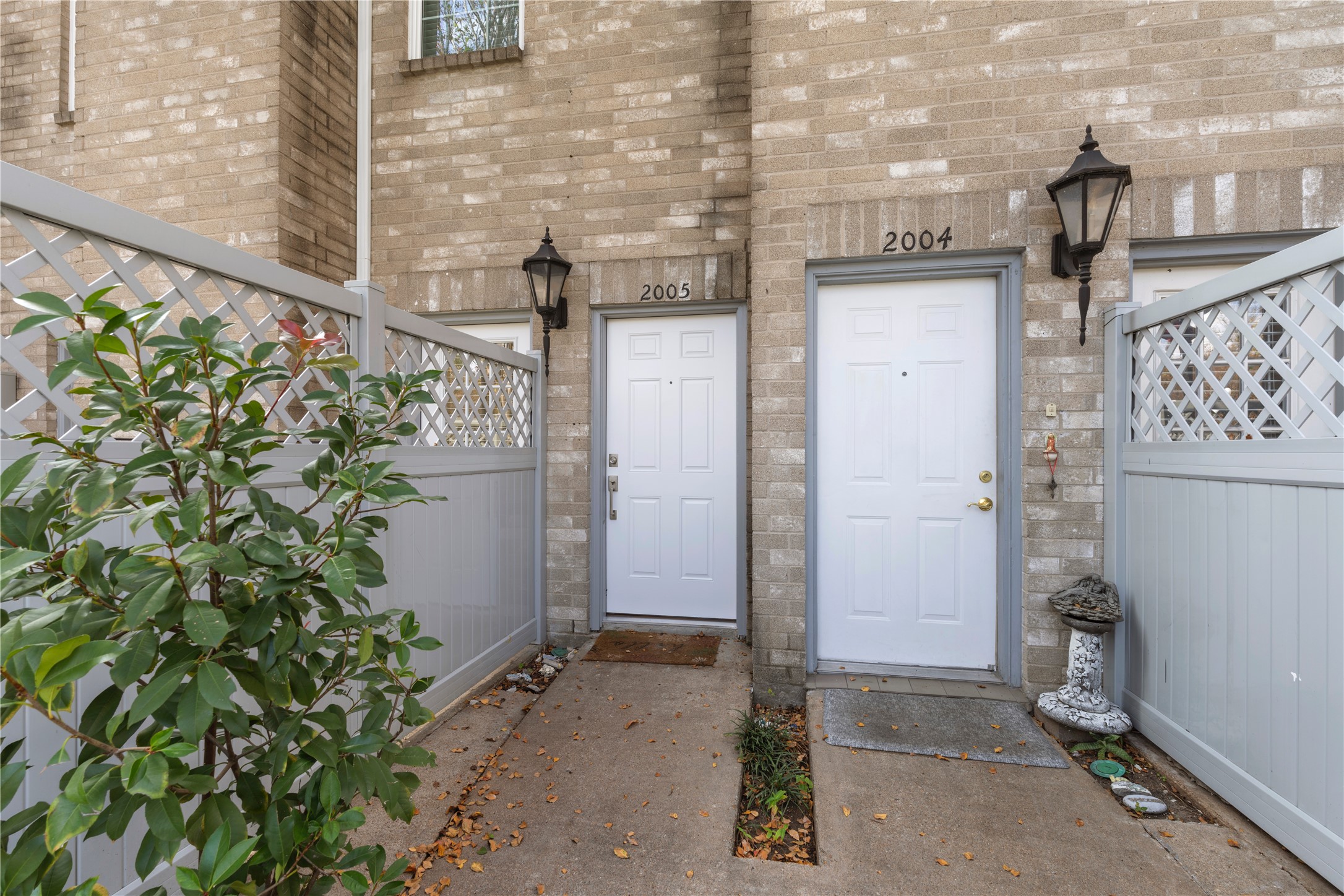 6000 Reims Road, Unit 2005 Houston, TX 77036 - Photo 26 of 28 a backyard of a building