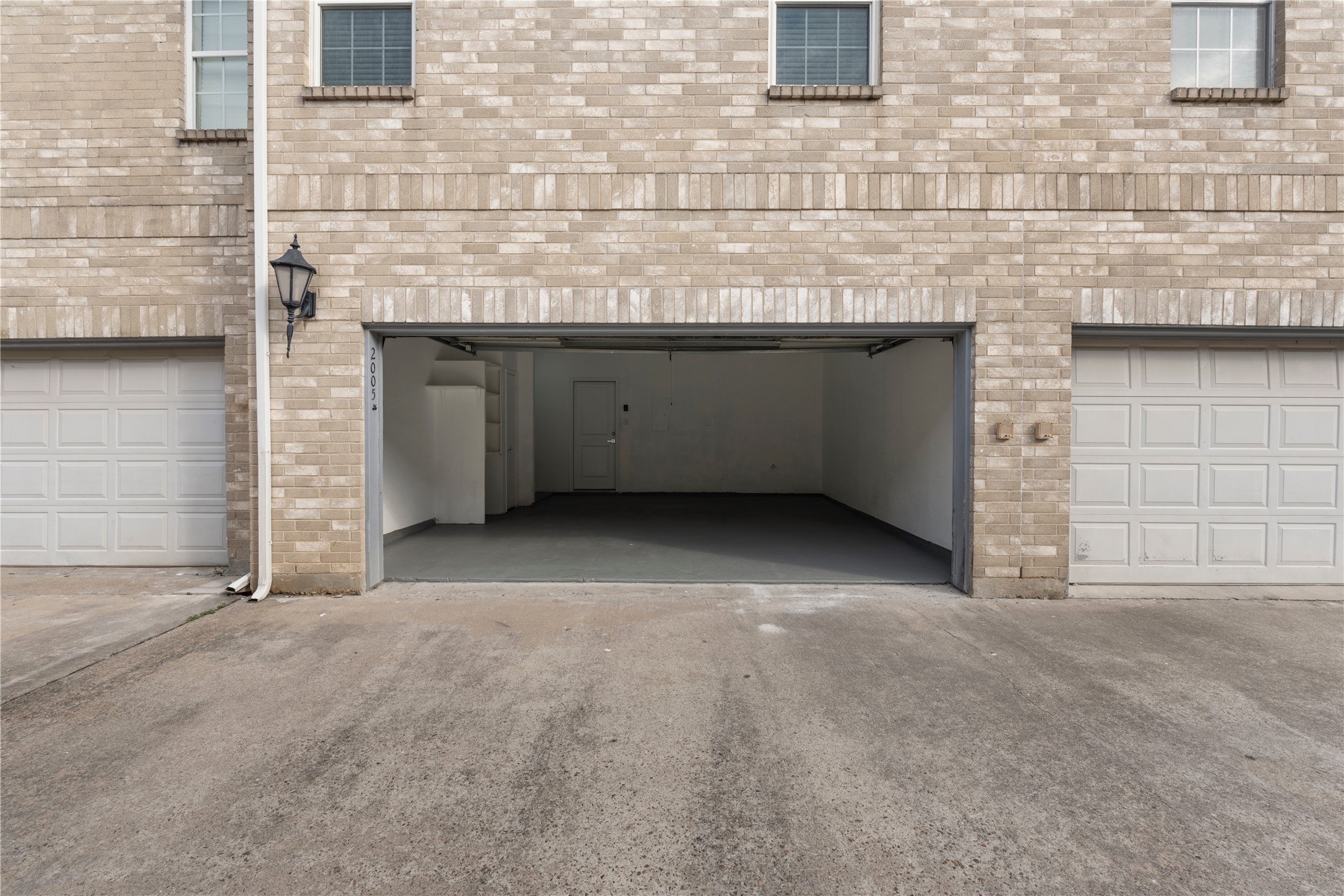 6000 Reims Road, Unit 2005 Houston, TX 77036 - Photo 28 of 28 a view of an empty room and window