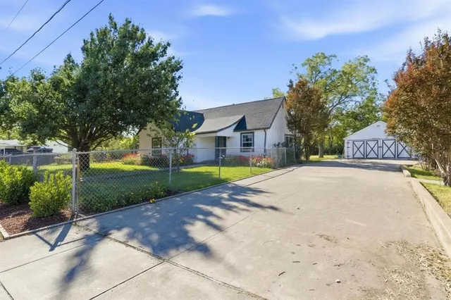 $275,000 | 3229 Meadow Oaks Drive, Haltom City, TX 76117