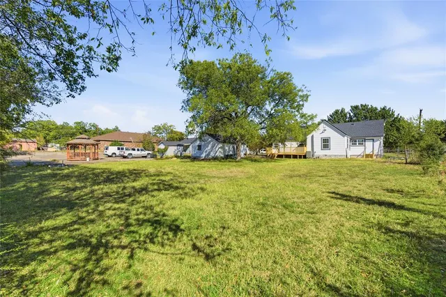 $275,000 | 3229 Meadow Oaks Drive, Haltom City, TX 76117