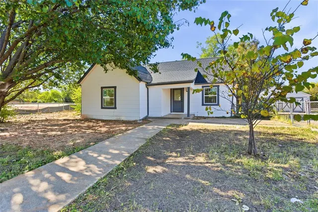 $275,000 | 3229 Meadow Oaks Drive, Haltom City, TX 76117