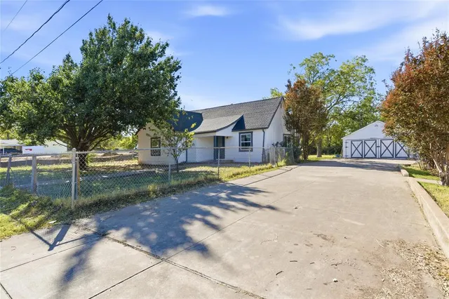 $275,000 | 3229 Meadow Oaks Drive, Haltom City, TX 76117