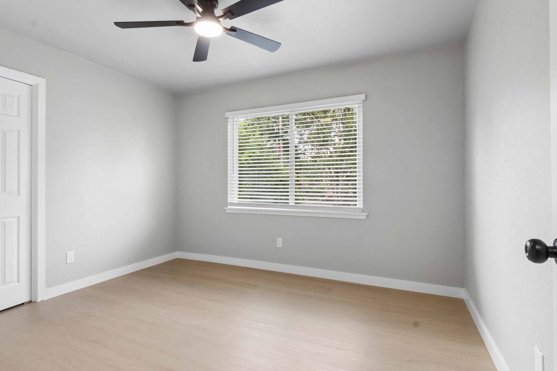 10423 Quiet Hill Road La Porte, TX 77571 - Photo 17 of 27 Guest bedroom (upstairs)