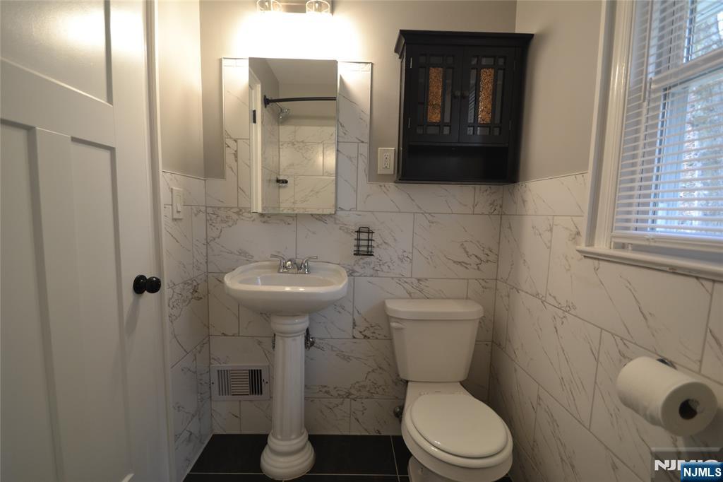 454 Rifle Camp Road Woodland Park, NJ 07424 - Photo 12 of 27