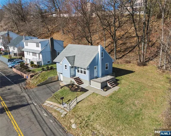 a view of a house with backyard