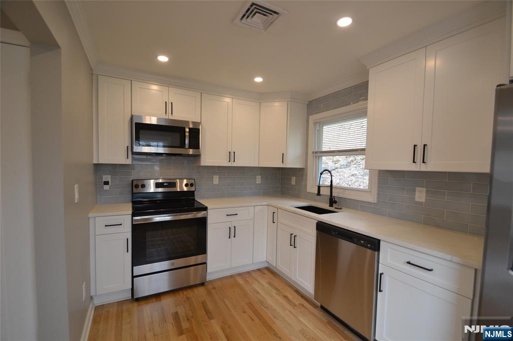 454 Rifle Camp Road Woodland Park, NJ 07424 - Photo 4 of 27