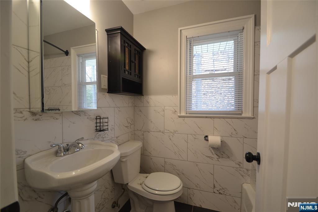 454 Rifle Camp Road Woodland Park, NJ 07424 - Photo 10 of 27