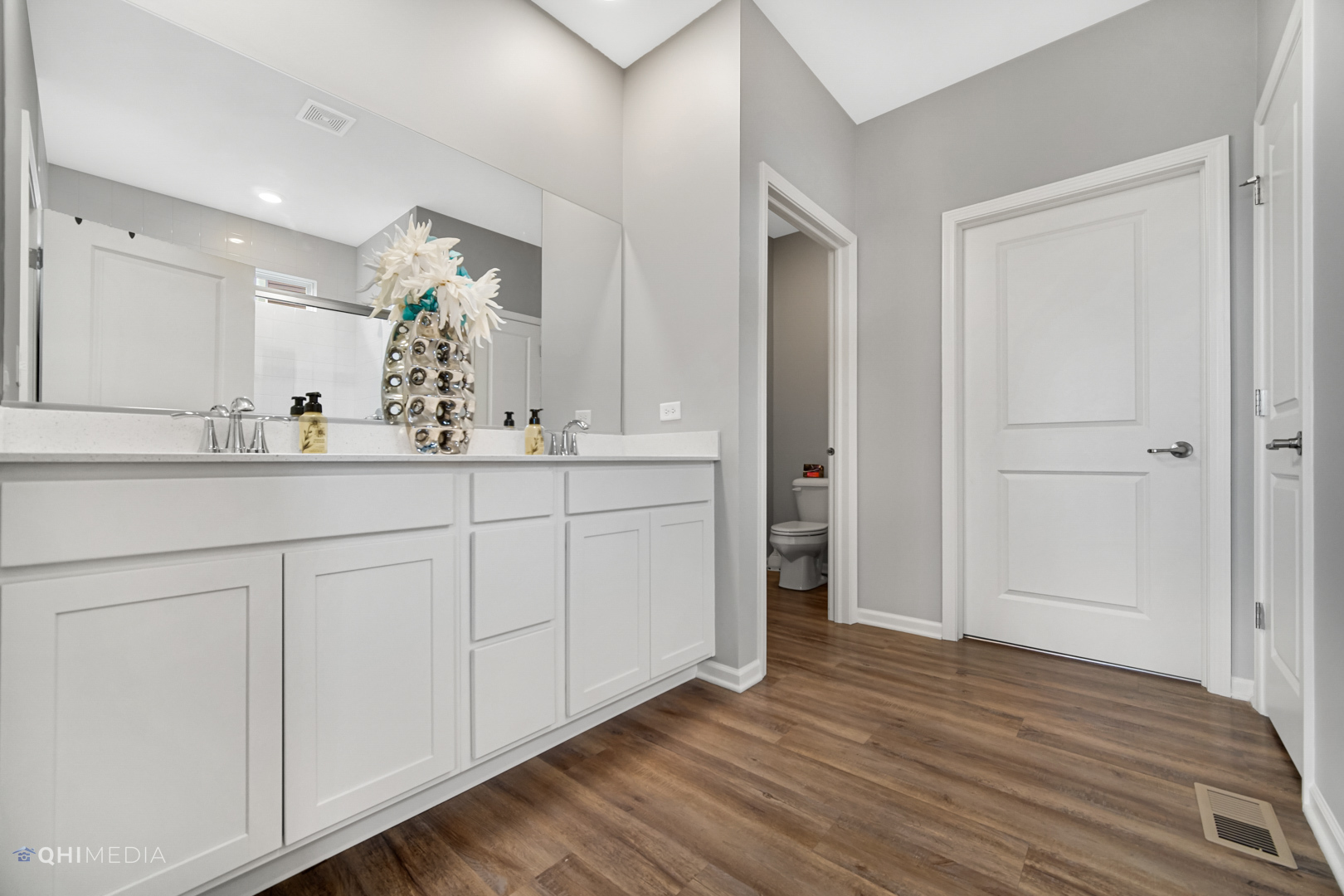 16017 Longcommon Lane Plainfield, IL 60586 - Photo 13 of 22 a bathroom with a sink and mirror