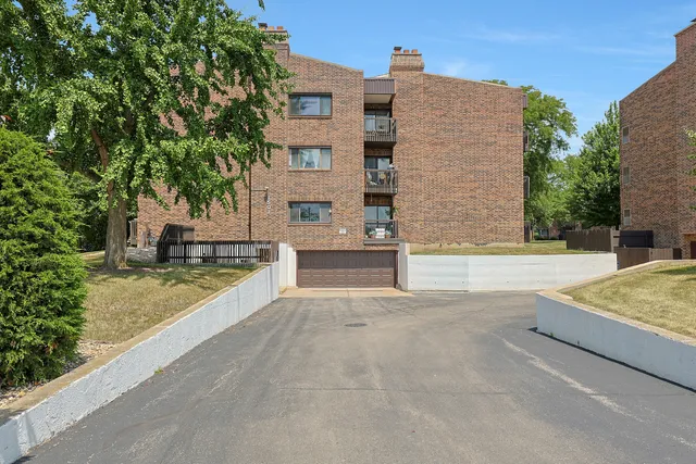 $194,900 | 1501 Woodbridge Road, Unit 3E, Joliet, IL 60436