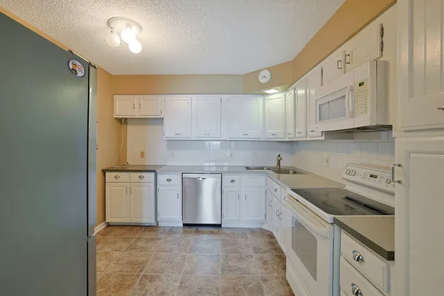 $194,900 | 1501 Woodbridge Road, Unit 3E, Joliet, IL 60436