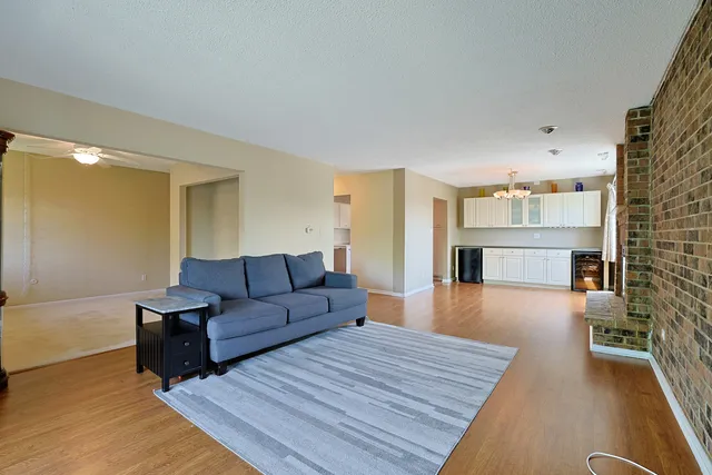 $194,900 | 1501 Woodbridge Road, Unit 3E, Joliet, IL 60436