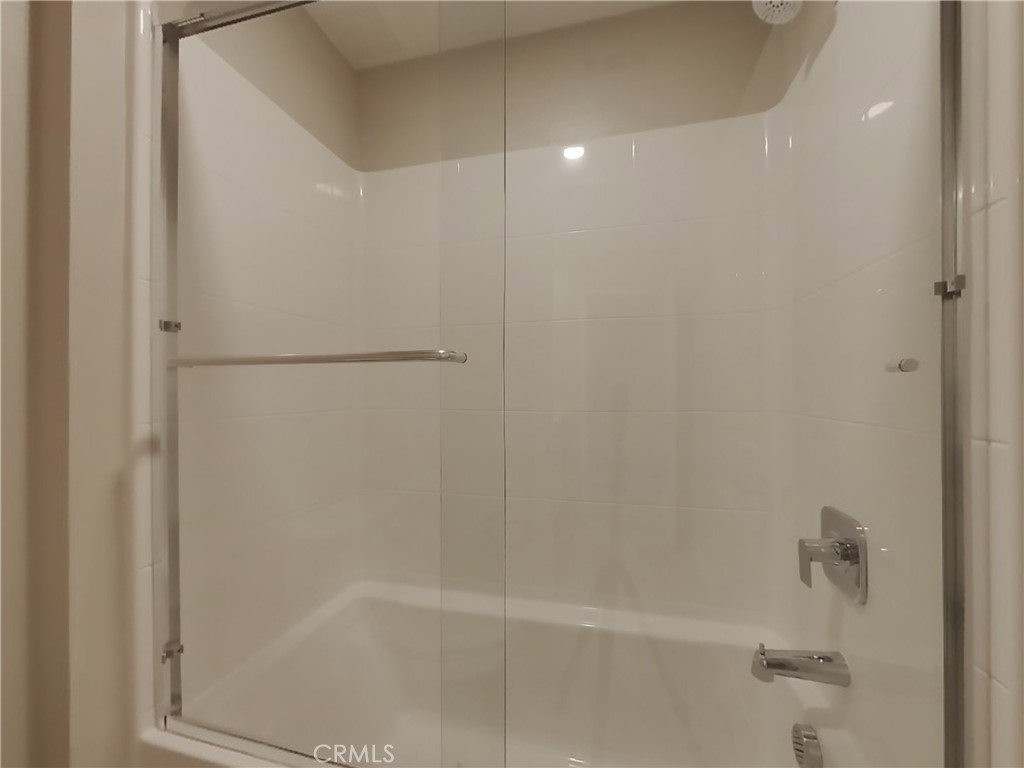 31727 Willowood Way Menifee, CA 92584 - Photo 14 of 31 a bathroom with a bathtub