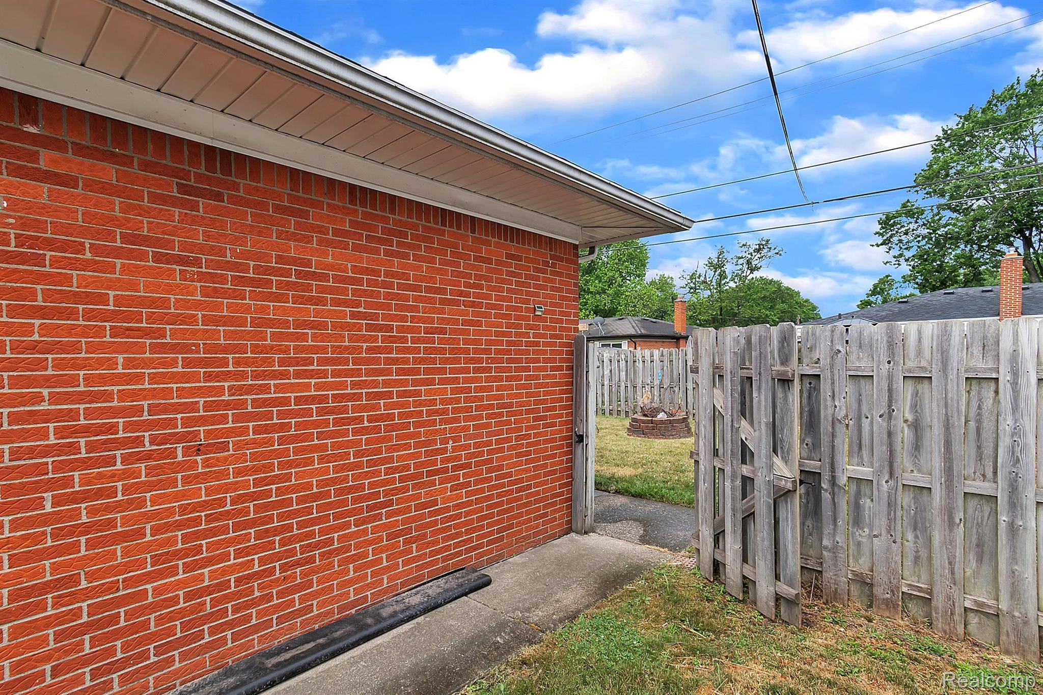 27087 Jean Road Warren, MI 48093 - Photo 32 of 36 Gallery Image 32