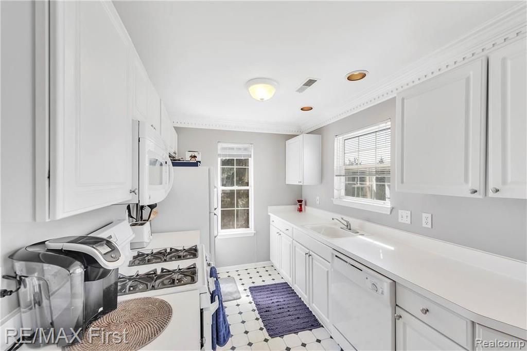 1541 Chesapeake Road Royal Oak, MI 48067 - Photo 11 of 32