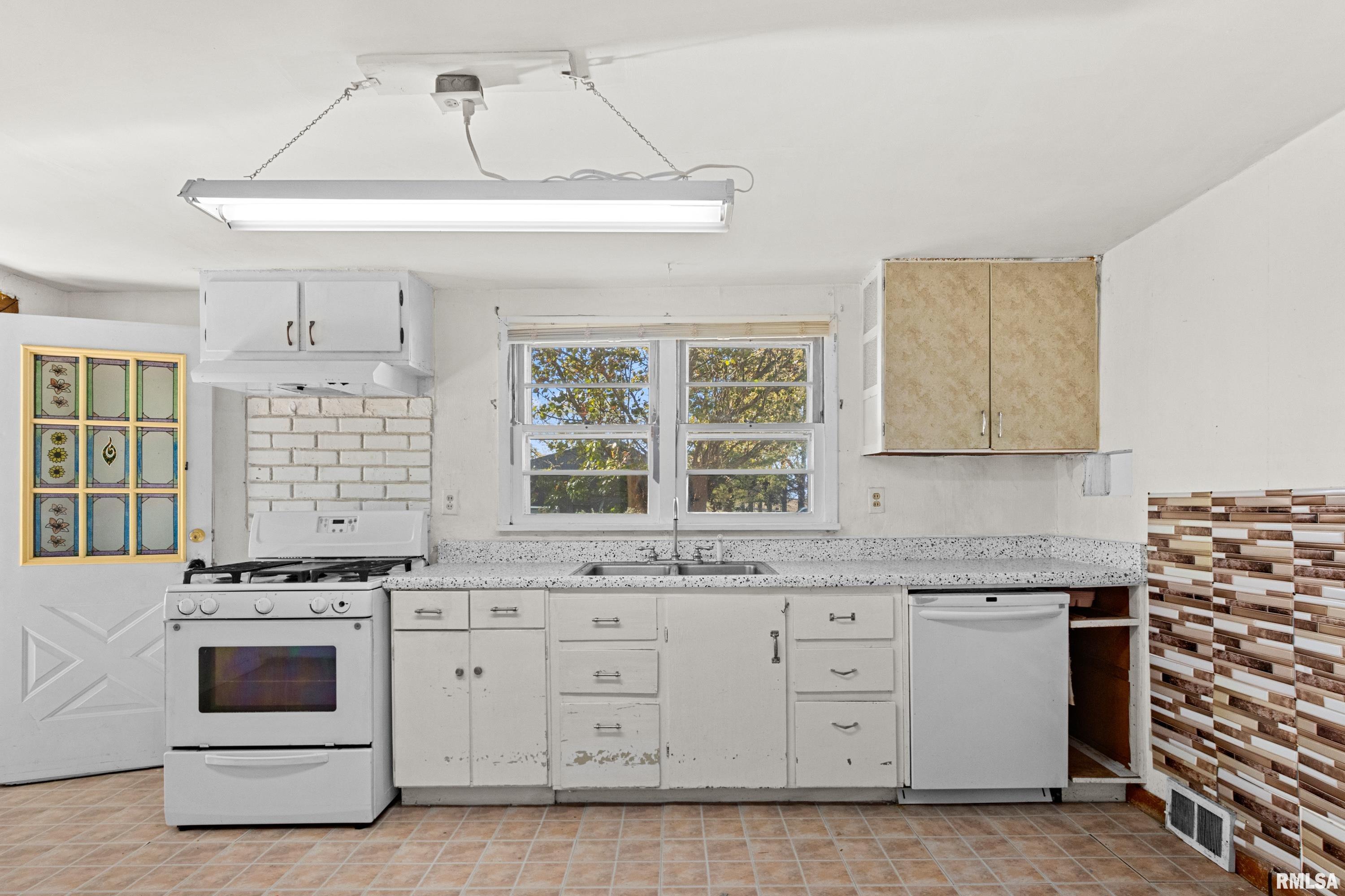 12952 Carter Road Pekin, IL 61554 - Photo 8 of 25