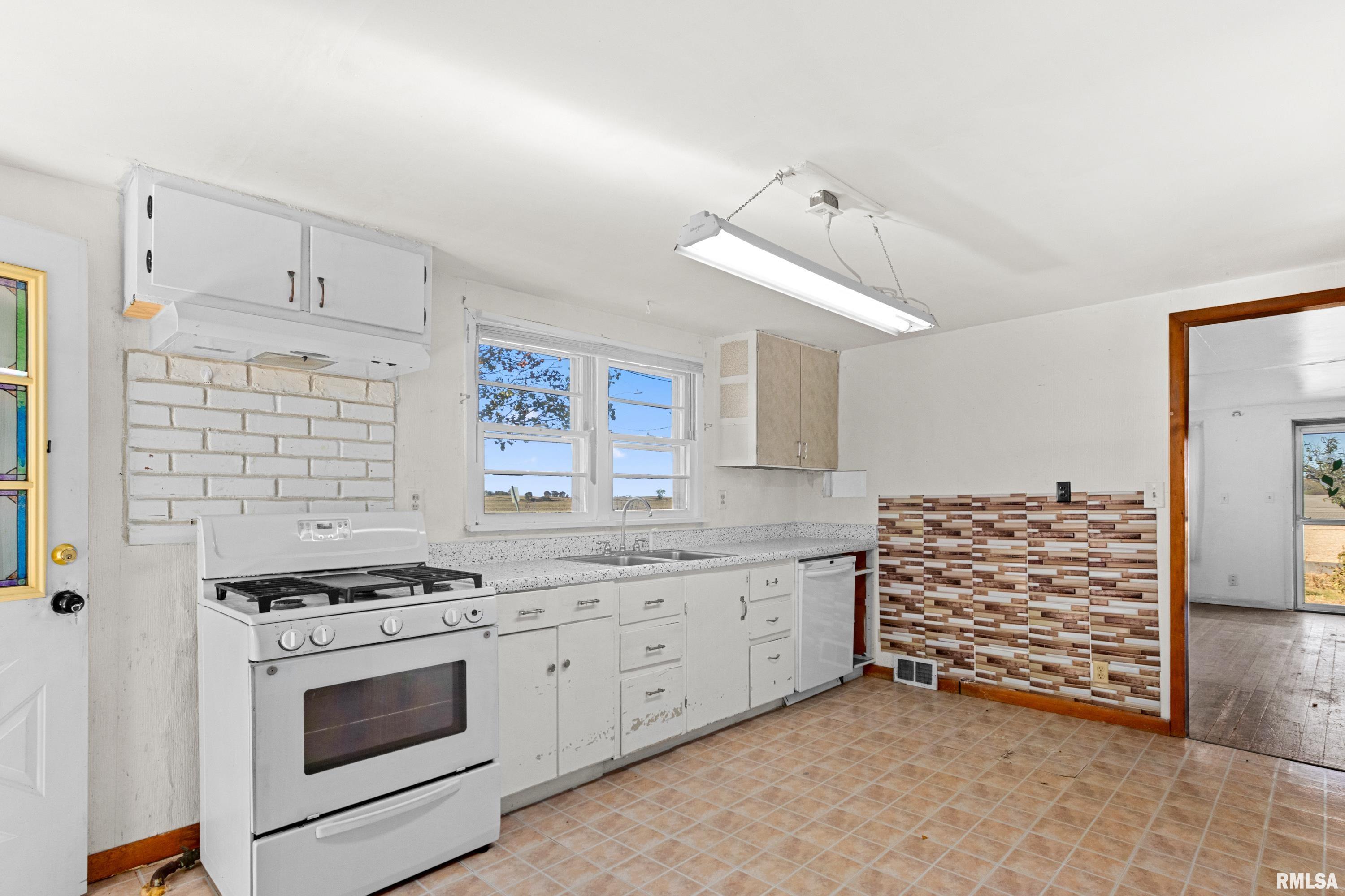 12952 Carter Road Pekin, IL 61554 - Photo 9 of 25