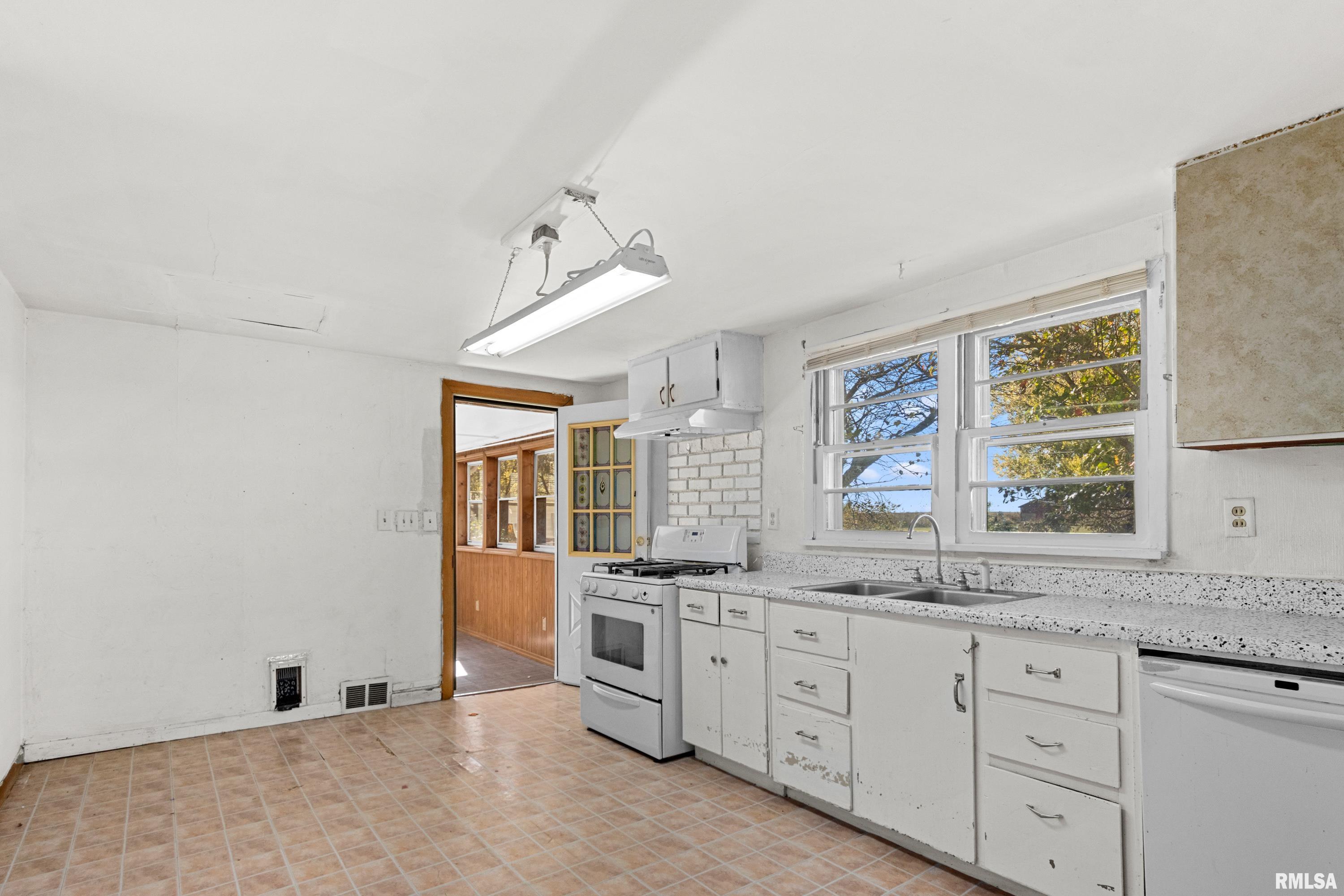 12952 Carter Road Pekin, IL 61554 - Photo 10 of 25