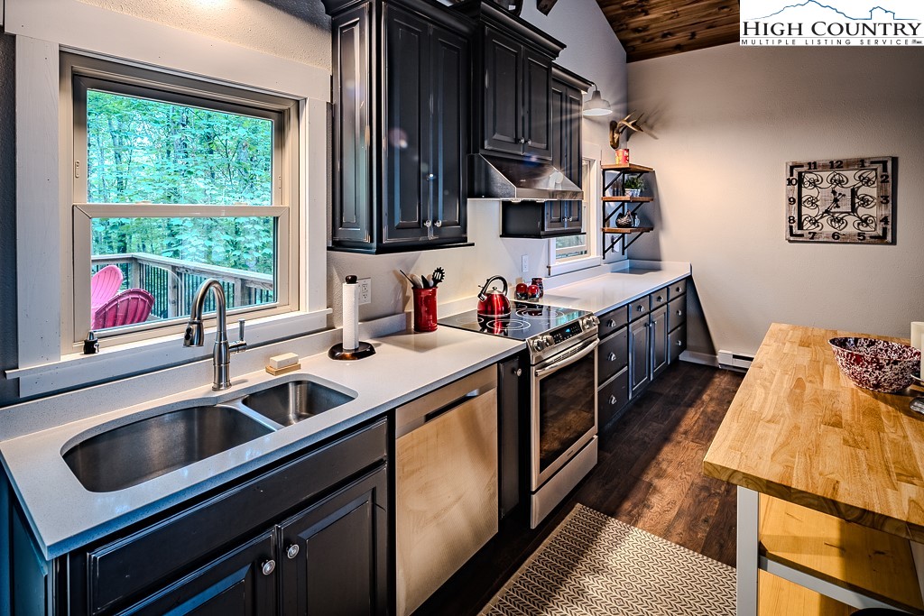 821 Pine Ridge Road Beech Mountain, NC 28604 - Photo 18 of 38 a kitchen that has a sink and a stove