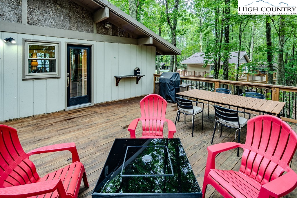 821 Pine Ridge Road Beech Mountain, NC 28604 - Photo 33 of 38 a view of a balcony with a swing