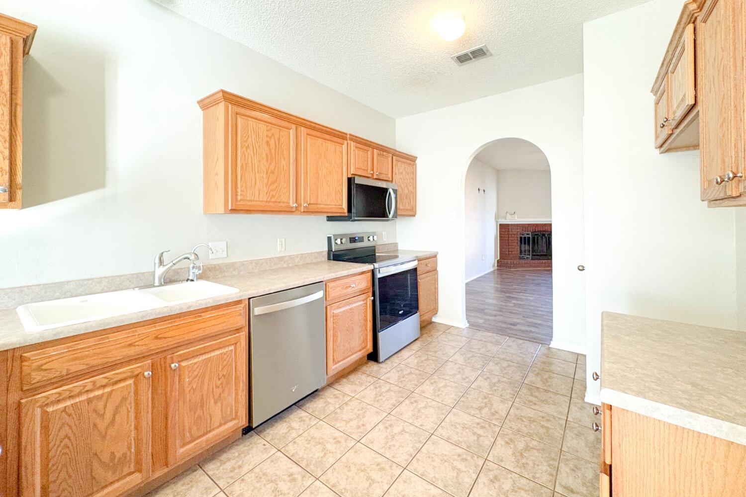 5822 90th Street Lubbock, TX 79424 - Photo 2 of 20 Kitchen