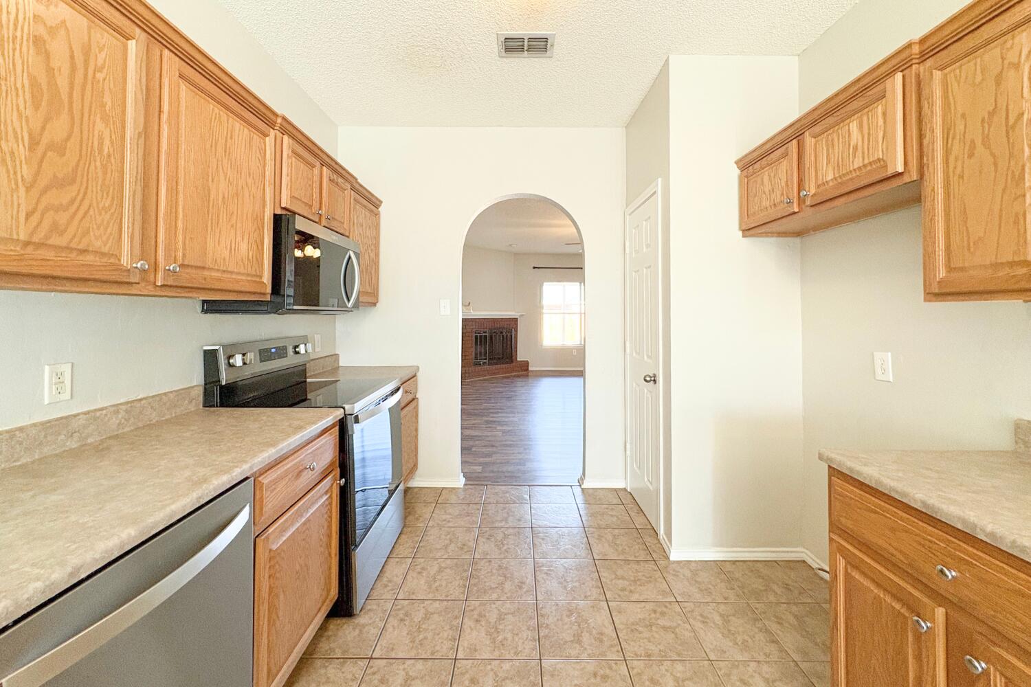 5822 90th Street Lubbock, TX 79424 - Photo 4 of 20 Kitchen