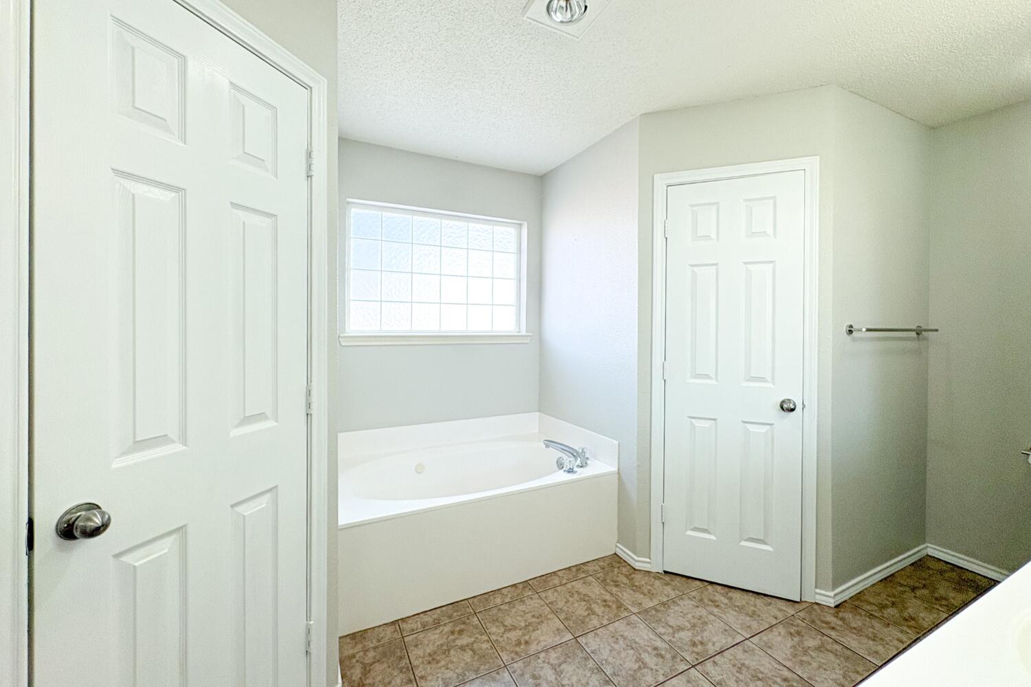 5822 90th Street Lubbock, TX 79424 - Photo 9 of 20 Primary Bathroom
