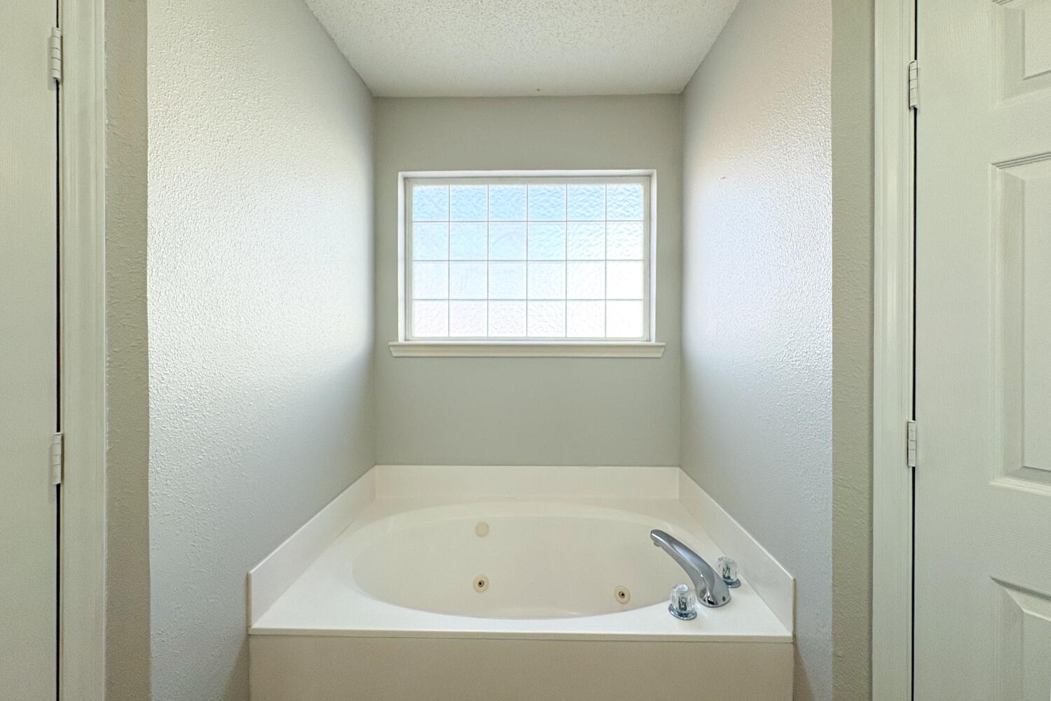 5822 90th Street Lubbock, TX 79424 - Photo 10 of 20 Primary Bathroom