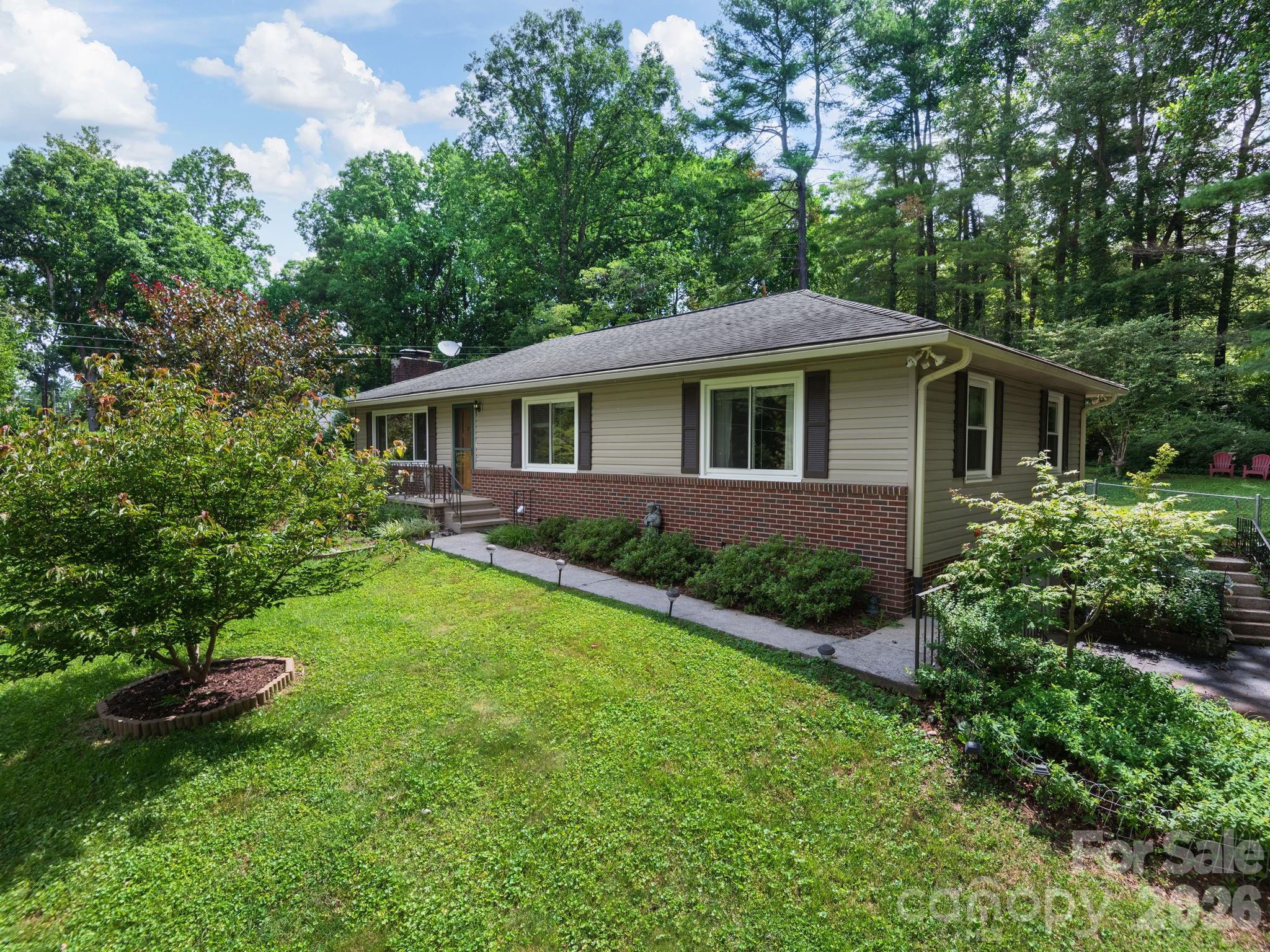 112 Lyndale Road Hendersonville, NC 28739 - Photo 2 of 30