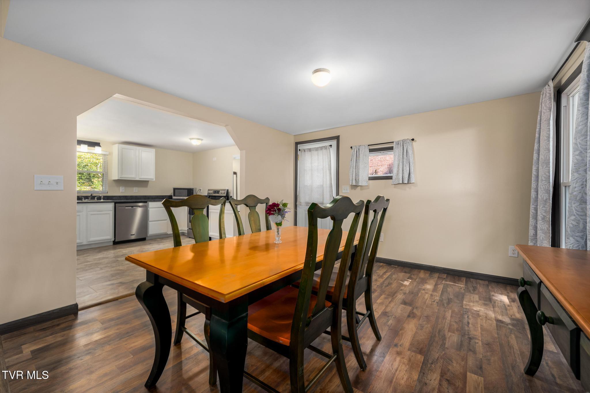 338 Gifford Road Bristol, TN 37620 - Photo 18 of 57 Dinning Area